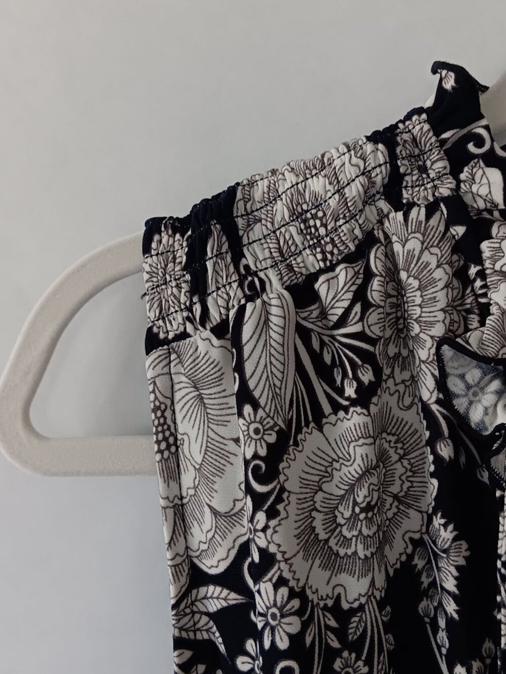 TOMMY HILFIGER Navy and White Floral Sleeveless Blouse Size L ($14) - Picture 4 of 12